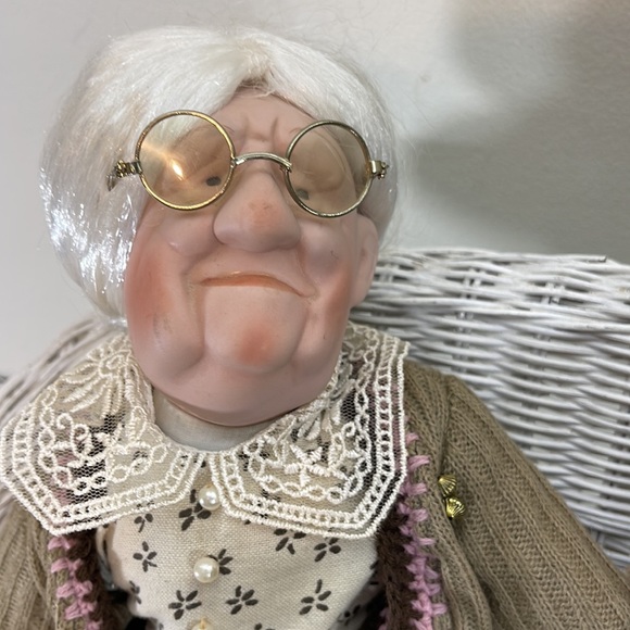 Vintage porcelain grandma and grandpa dolls - Picture 2 of 10